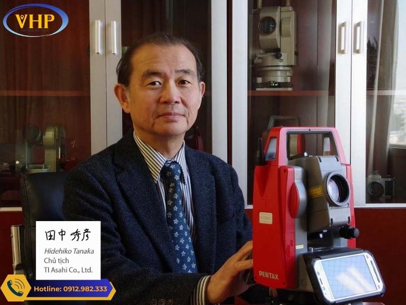 Ông TANAKA giám đốc hãng Pentax