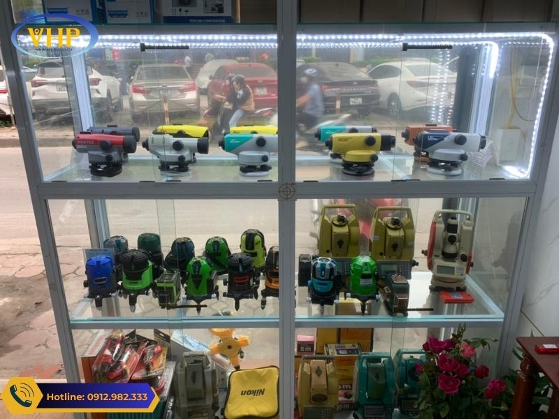 Bảo quản máy thủy bình trên tủ kính của Trắc Địa Hoàng Phát