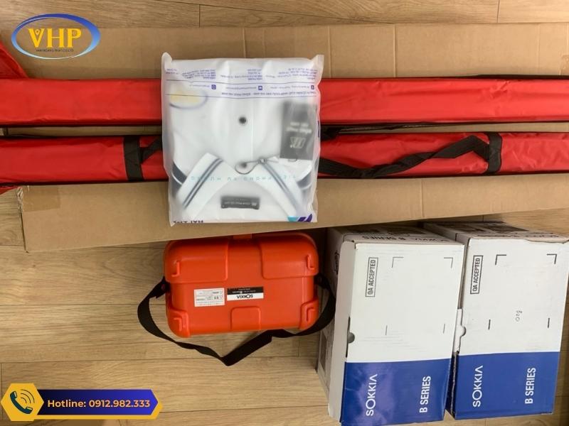 Bộ máy thủy bình Sokkia gồm máy và phụ kiện trước khi tới tay người dùng