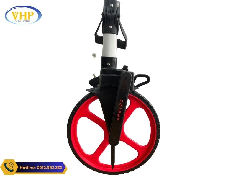 Bánh xe lớn giúp cuộn trên mặt đất dễ dàng