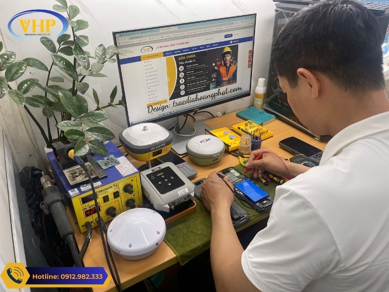 Chuyên gia của Trắc Địa Hoàng Phát đang sửa lỗi sổ tay không lên nguồn