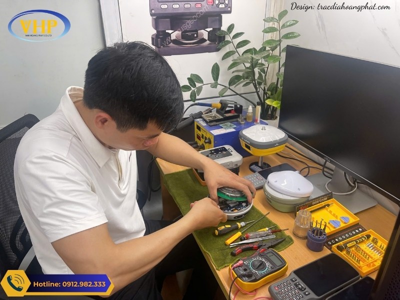 Chuyên gia sửa chữa Quang Nhì đang sửa lỗi ăngteng trên đầu thu máy GPS RTK