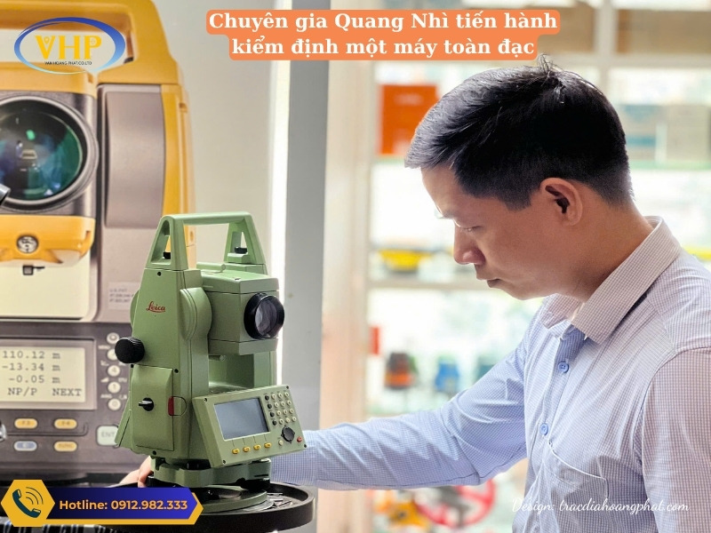 Chuyên gia kiểm tra các bộ phận chi tiết của máy toàn đạc nhằm đánh giá tình trạng của máy