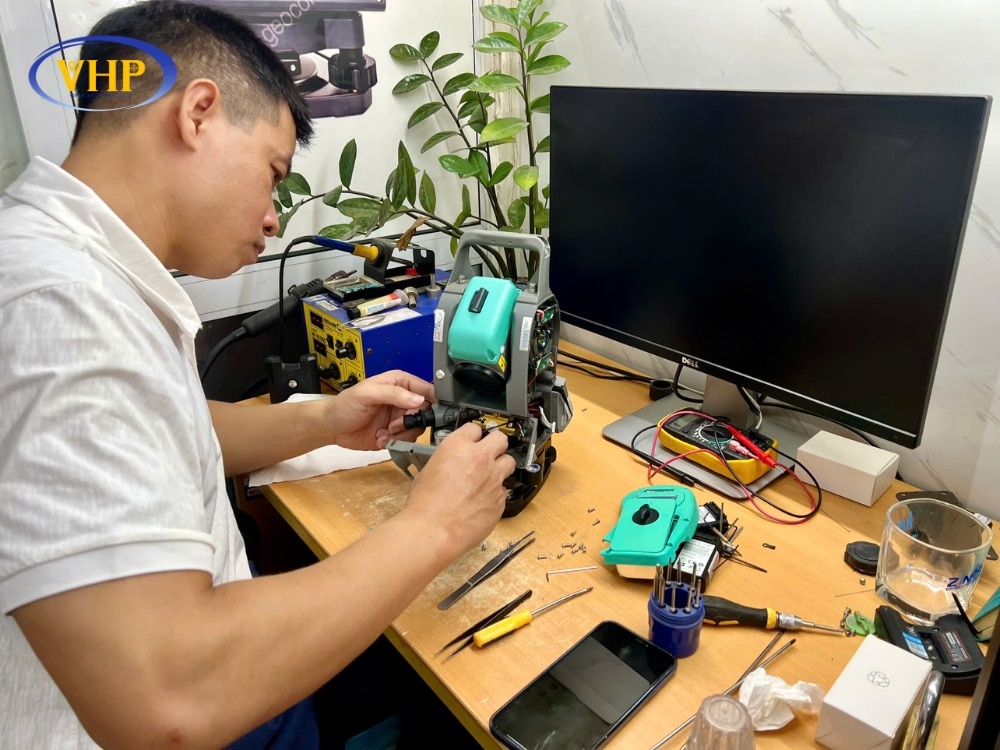 Kỹ thuật viên đang tư vấn và báo giá sửa chữa máy toàn đạc