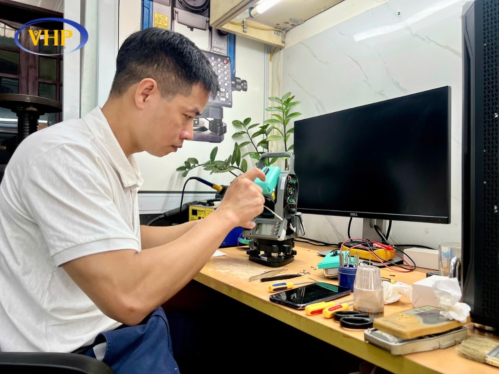 CEO Quang Nhì đang tận tình hướng dẫn và chia sẻ kinh nghiệm về máy toàn đạc