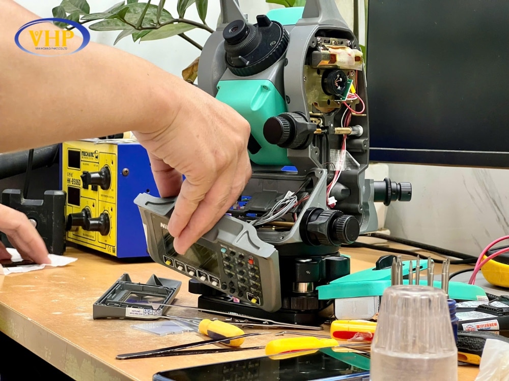 Kỹ thuật viên đang kiểm tra lỗi hiển thị trên màn hình máy toàn đạc