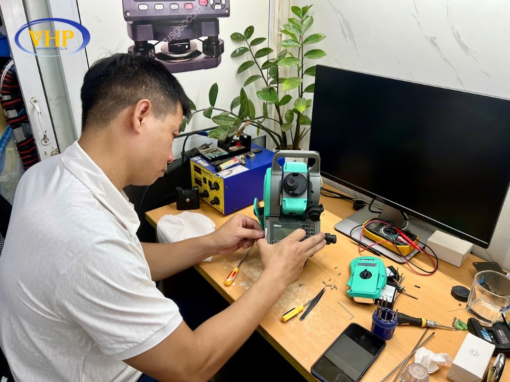 Máy toàn đạc điện tử đang hoạt động tại công trường xây dựng